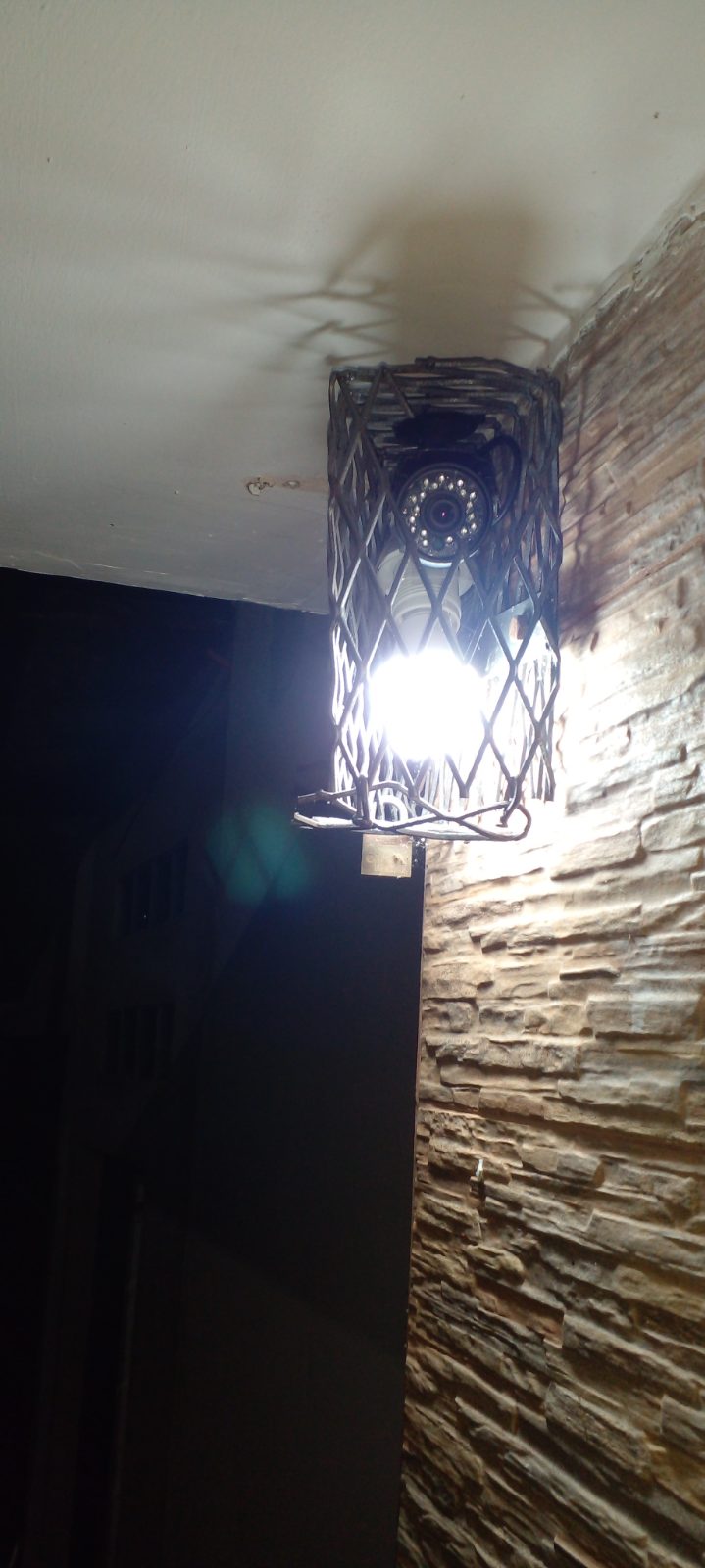 Instalacion de camara sobre lámpara en jaula con candado.jpg